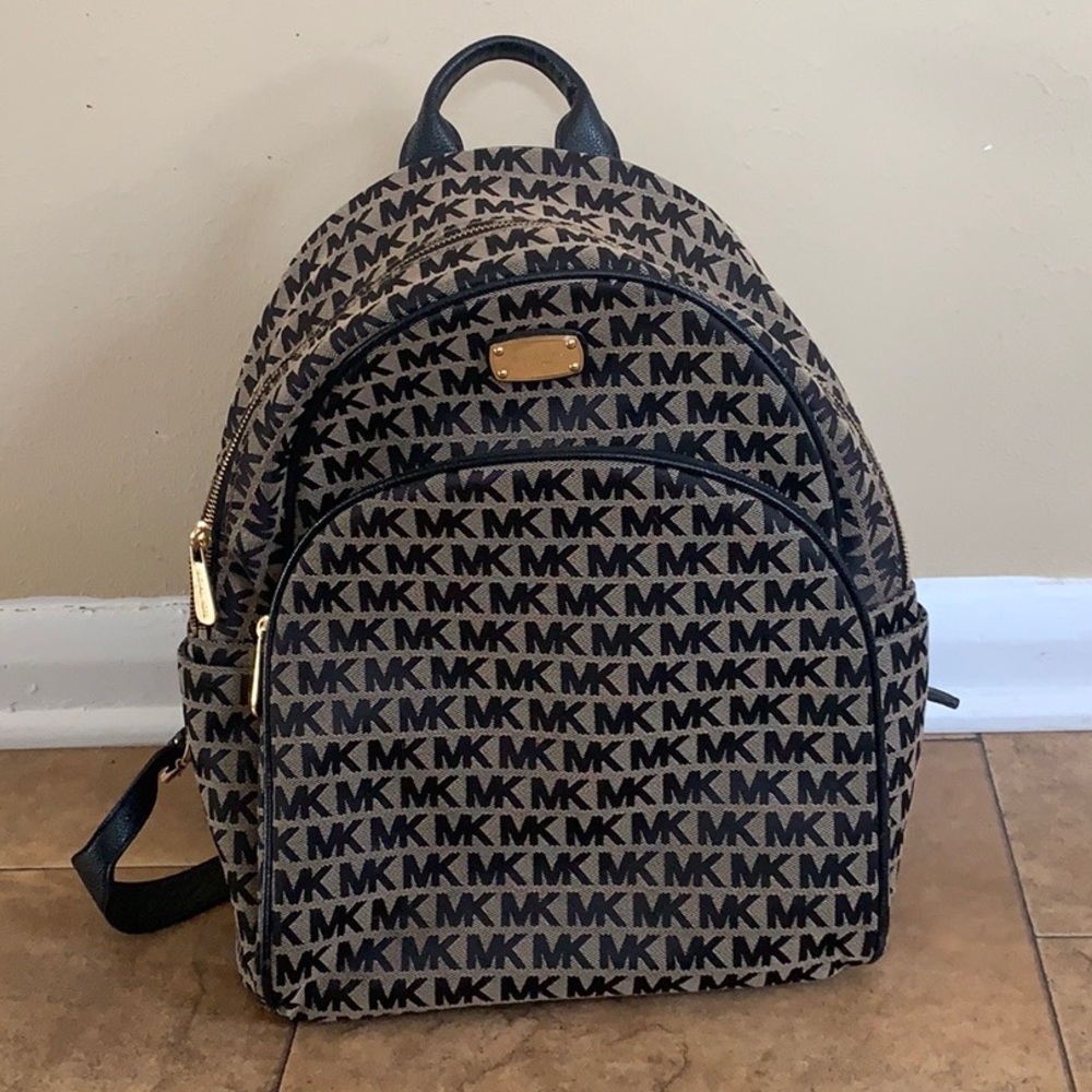 Michael Kors backpack/purse - like new!✨